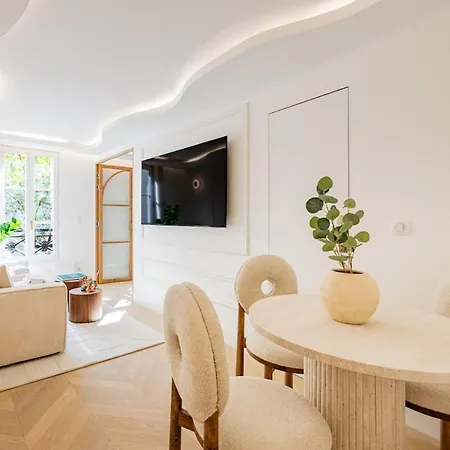 7#newsuite#4 People#saint Germain#notre-dame
