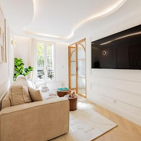 7#newsuite#4 People#saint Germain#notre-dame *